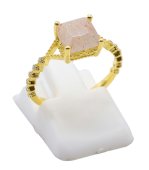 Pierścionek ze srebra próby 925 z kwadratowym kamieniem słonecznym