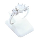 Pierścionek ze srebra próby 925 „Srebrny płatek śniegu” – kamień księżycowy