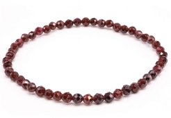 Bransoletka z granatu z fasetowanymi koralikami o średnicy 4 mm