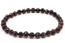Bransoletka z granatu z fasetowanymi koralikami o średnicy 6 mm