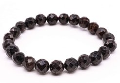 Bransoletka z granatu z fasetowanymi koralikami o średnicy 8 mm