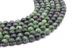 Perły rubinowe Zoïsite o średnicy 10 mm na nitce o długości 40 cm